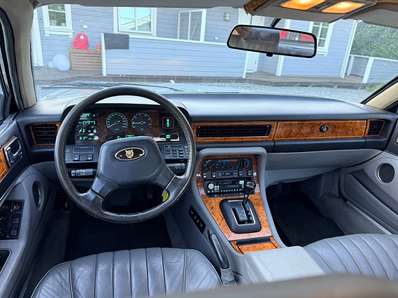 Jaguar XJ 7 of 10