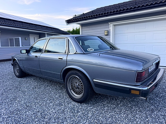 Jaguar XJ 6 of 10