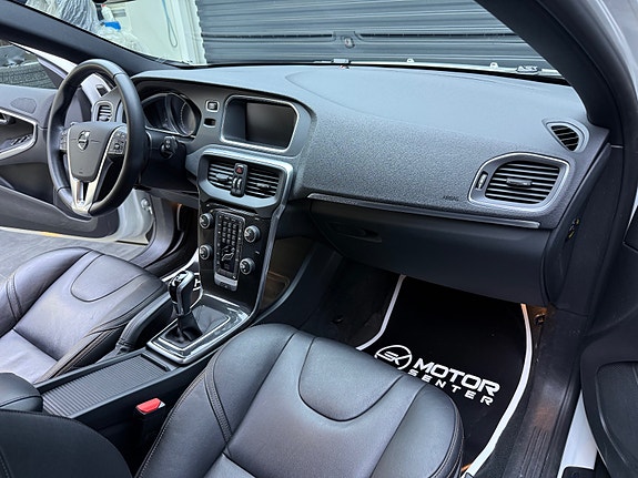 Volvo V40 Cross Country 11 of 30