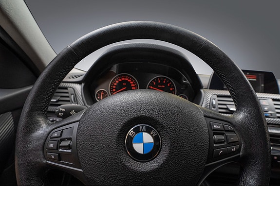 BMW 330e 12 of 26