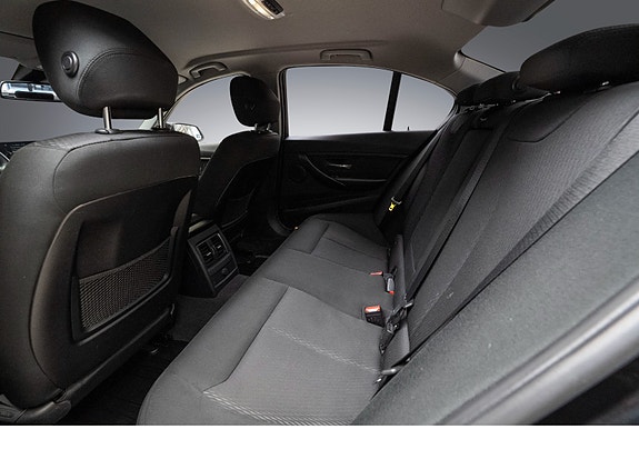 BMW 330e 25 of 26