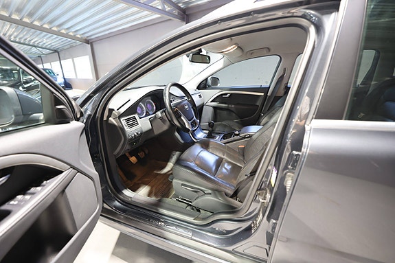 Volvo V70 12 of 28