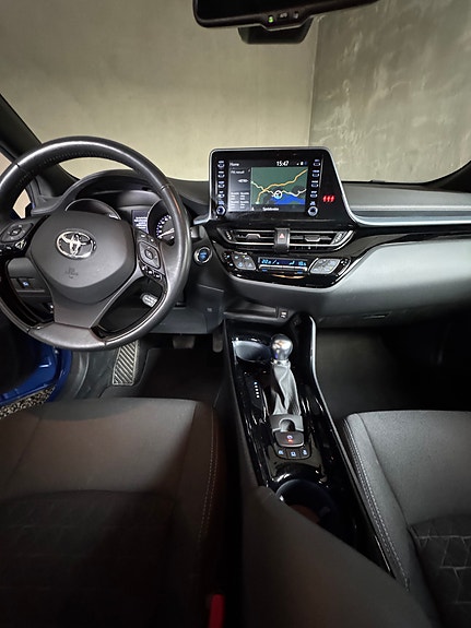 Toyota C-HR 10 of 16