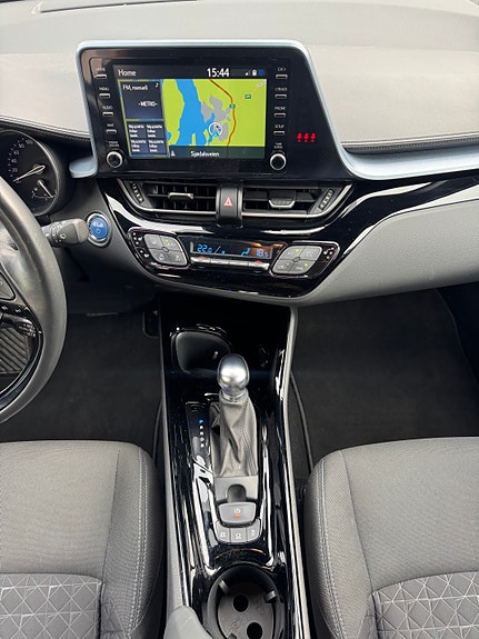 Toyota C-HR 14 of 16