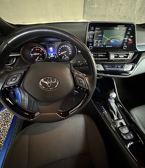 Toyota C-HR 12 of 16
