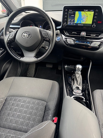 Toyota C-HR 13 of 16