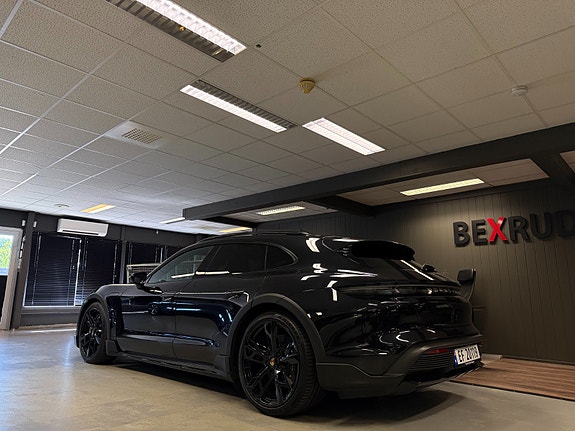 Porsche Taycan Cross Turismo 3 of 30