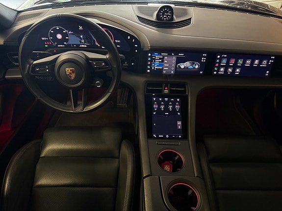 Porsche Taycan Cross Turismo 9 of 30