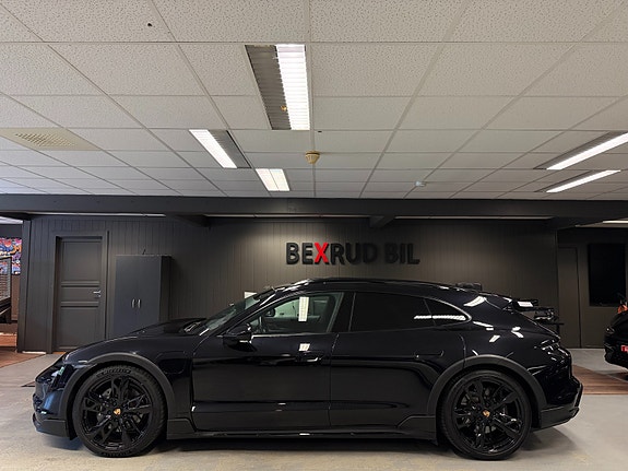 Porsche Taycan Cross Turismo 2 of 30