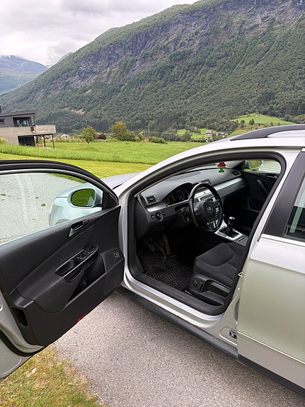 Volkswagen Passat 6 of 30