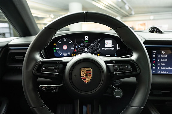 Porsche Macan 4 21 of 30