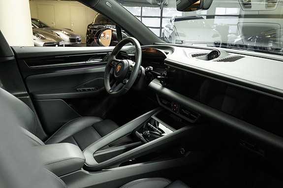 Porsche Macan 4 30 of 30