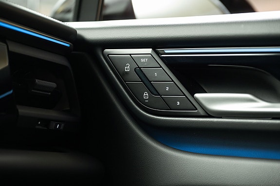 Porsche Macan 4 14 of 30
