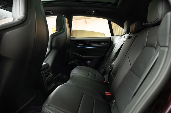 Porsche Macan 4 18 of 30