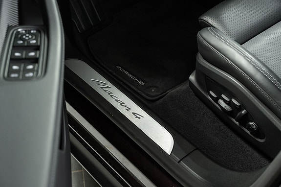 Porsche Macan 4 16 of 30