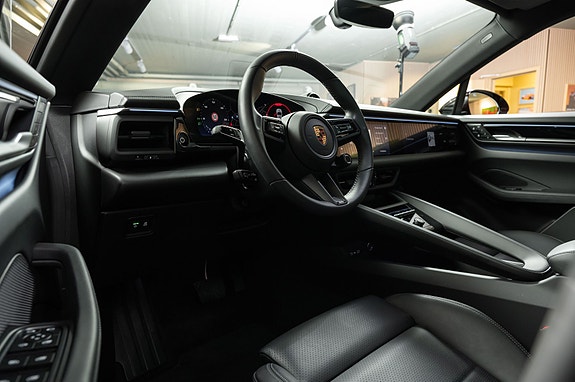 Porsche Macan 4 17 of 30