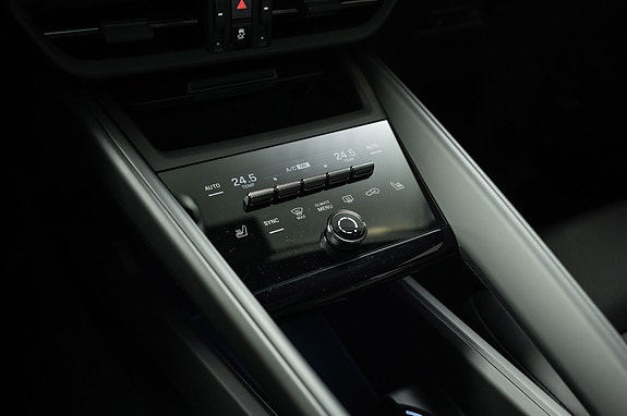 Porsche Macan 4 13 of 30