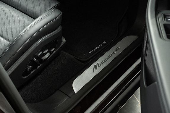 Porsche Macan 4 29 of 30