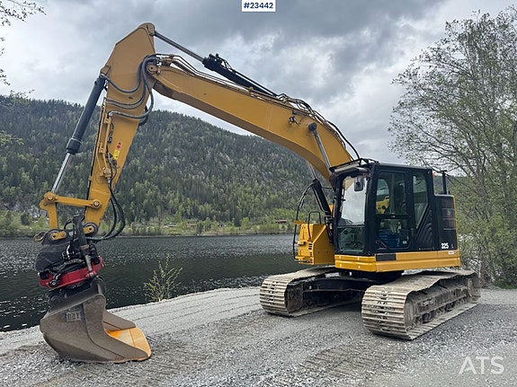 Caterpillar 325FLCR Gravemaskin - 2 skuffer, R8 rototilt og Makin GPS 2 of 30
