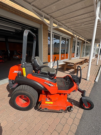 Kubota ZD326 Zero turn - Diesel! 2 of 17