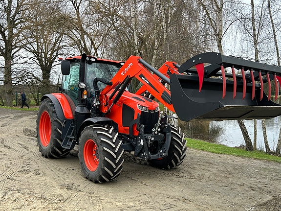 Kubota M6142 Premium 7 of 11