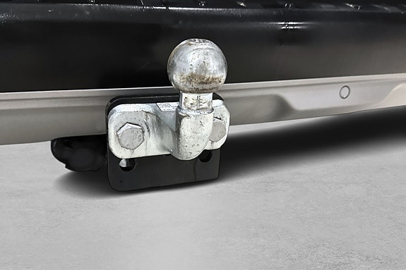 Robust tilhengerfeste med krom finish for ekstra fraktmuligheter.