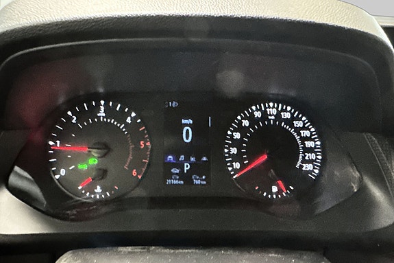 Kombinert analog og digital instrumentering gir tydelig oversikt.