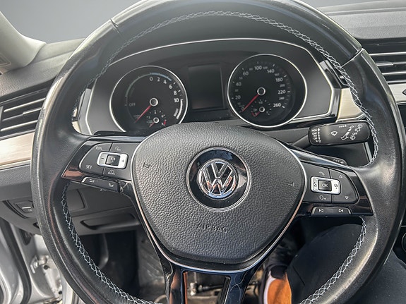 Volkswagen Passat 10 of 21