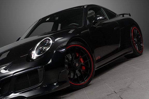 Porsche 911 Carrera 4 GTS 29 of 30
