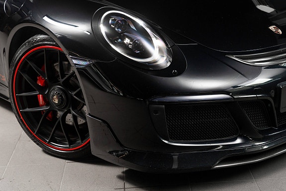 Porsche 911 Carrera 4 GTS 16 of 30