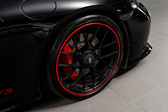 Porsche 911 Carrera 4 GTS 27 of 30