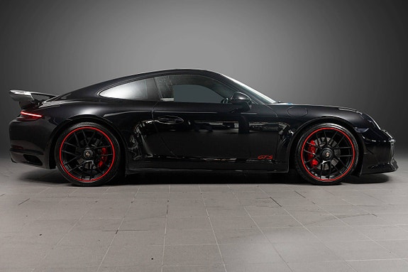 Porsche 911 Carrera 4 GTS 24 of 30