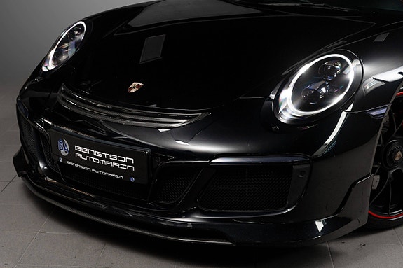 Porsche 911 Carrera 4 GTS 28 of 30