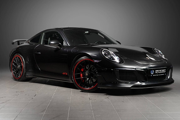 Porsche 911 Carrera 4 GTS 15 of 30
