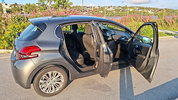 Peugeot 208 12 of 30