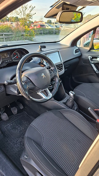 Peugeot 208 21 of 30