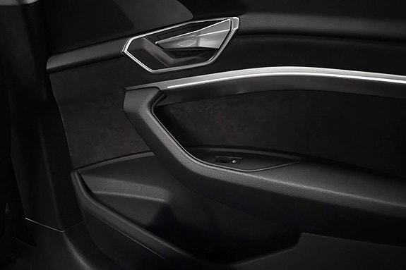 Audi e-tron 29 of 30