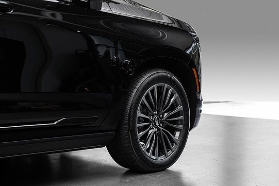 Cadillac Escalade 11 of 30