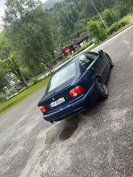 BMW 523i 4 of 7