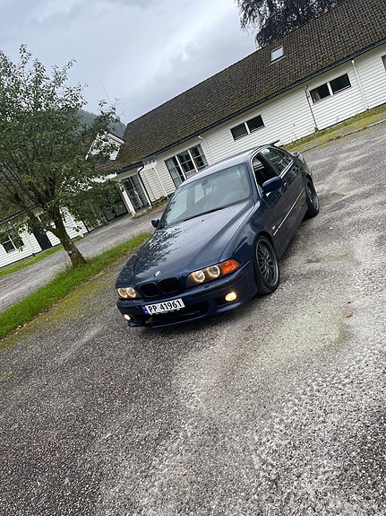 BMW 523i 2 of 7