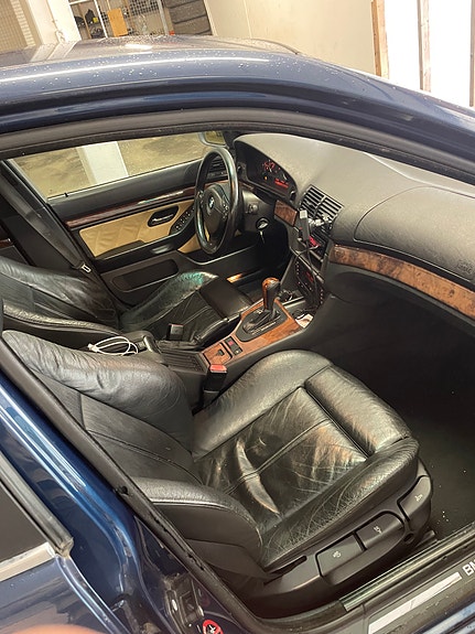 BMW 523i 5 of 7
