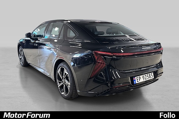 Bakfra sett med sporty detaljer og elegante LED-signaturer.