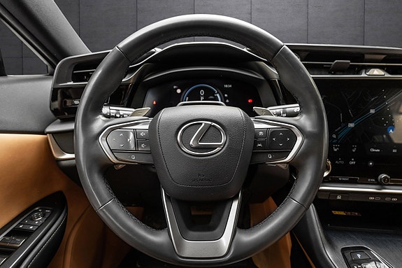 Lexus RZ450e 16 of 26