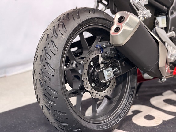Honda CBR500R - med kort skiltoppheng og varmeholker i prisen, lav km 19 of 22