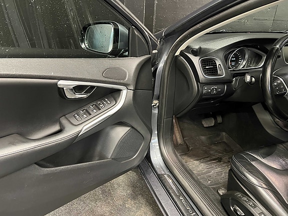 Volvo V40 14 of 30