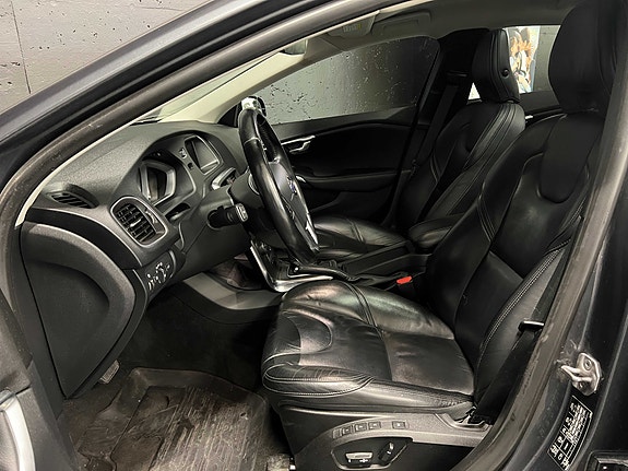 Volvo V40 11 of 30