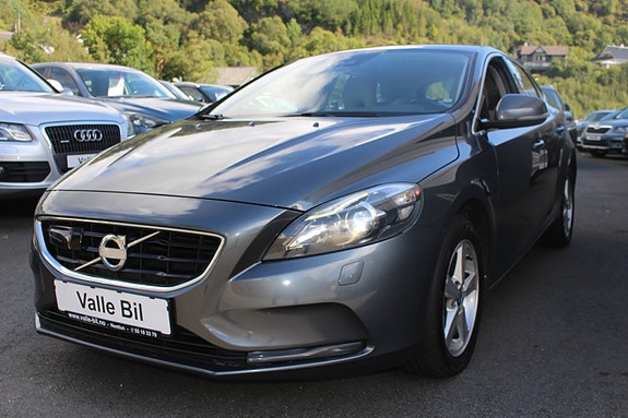 Volvo V40 2 of 13
