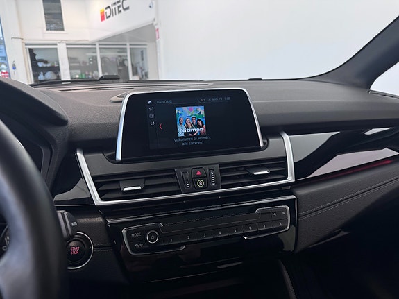 BMW 225xe 29 of 30