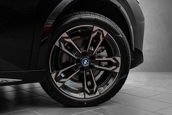 BMW iX2 11 of 30