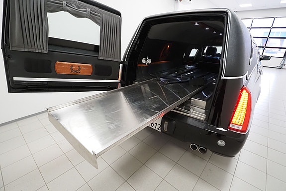 Cadillac DTS 13 of 30